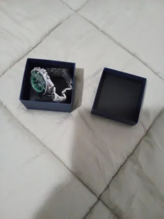 Reloj esfera verde y plateado