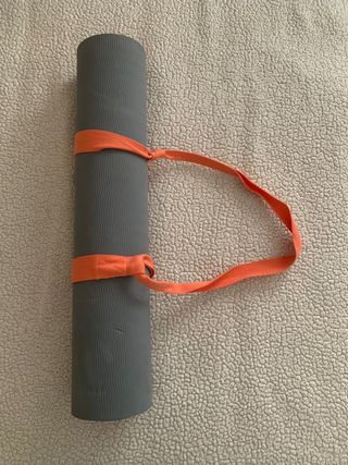 Esterilla de yoga gris con cinta coral