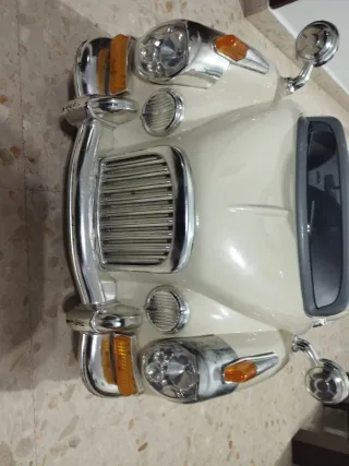 Coche eléctrico para niños, color beige.