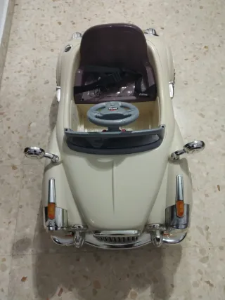 Coche eléctrico para niños, color beige.