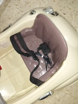 Coche eléctrico para niños, color beige.