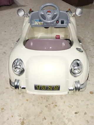 Coche eléctrico para niños, color beige.