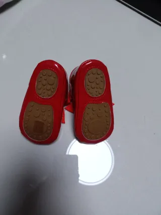 Zapatitos de bebé rojos con lazo