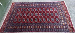 Alfombra de lana roja y azul