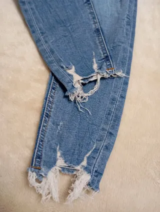 Pantalón vaquero Zara desgastado