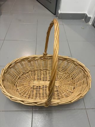 Cesta de mimbre ovalada con asa