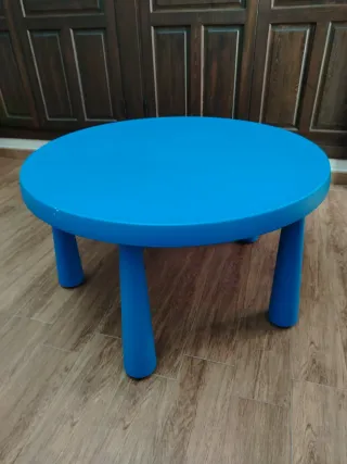 Mesa infantil redonda azul con 2 sillas
