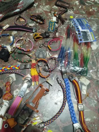 Lote llaveros y pulseras