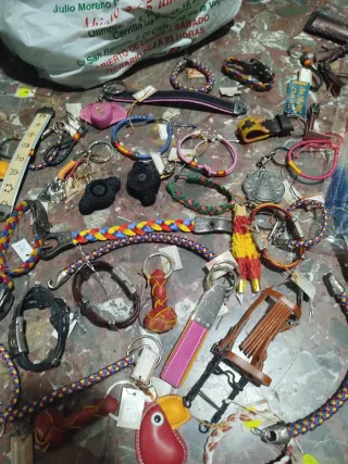 Lote llaveros y pulseras