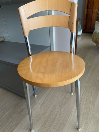 4 Sillas madera y metal y 1 taburete.