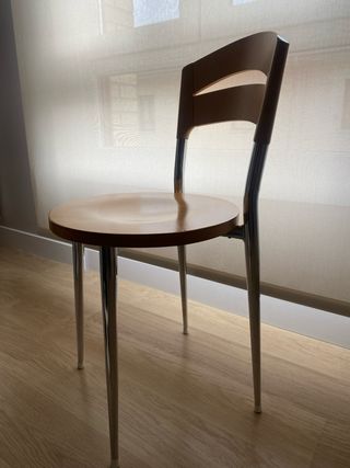 4 Sillas madera y metal y 1 taburete.