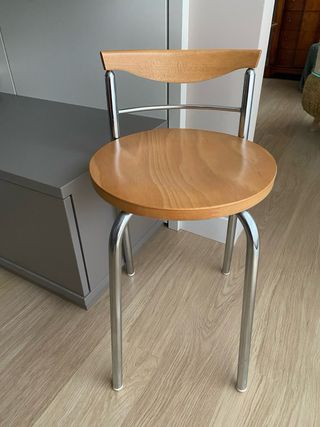 4 Sillas madera y metal y 1 taburete.