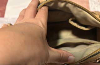 Bolso de mano acolchado beige