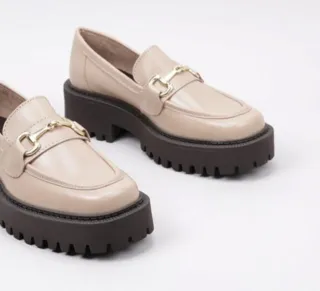 Mocasines Beige con Detalle Dorado