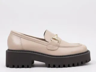 Mocasines Beige con Detalle Dorado