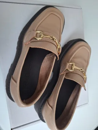 Mocasines Beige con Detalle Dorado