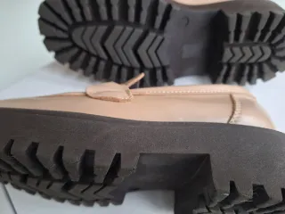 Mocasines Beige con Detalle Dorado