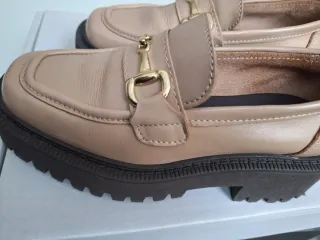 Mocasines Beige con Detalle Dorado