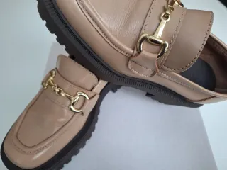 Mocasines Beige con Detalle Dorado