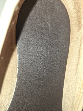 Mocasines Beige con Detalle Dorado