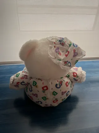 Oso de peluche blanco con pijama de letras