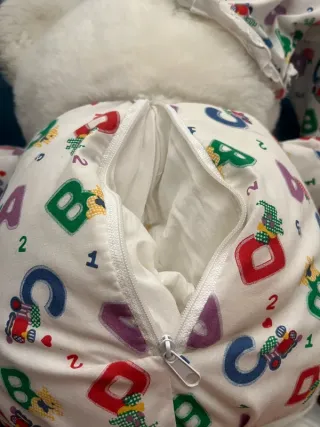 Oso de peluche blanco con pijama de letras