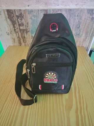 Bandolera negra con diseño de dardos