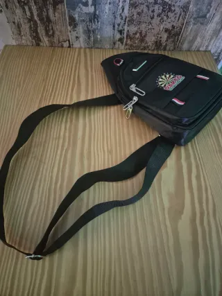 Bandolera negra con diseño de dardos