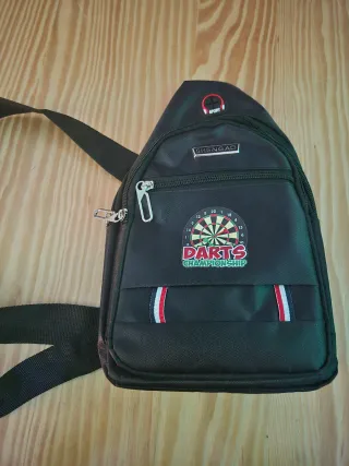 Bandolera negra con diseño de dardos