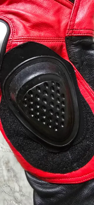 Traje de moto compilo negro y rojo