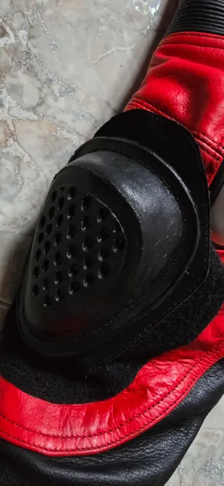 Traje de moto compilo negro y rojo