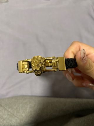 Pulsera de cuero con león dorado