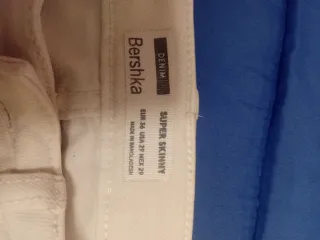 Pantalón Bershka blanco roto En perfecto estado.