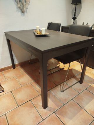 Mesa comedor y 4 sillas negras