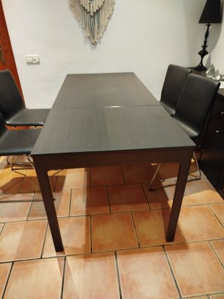 Mesa comedor y 4 sillas negras