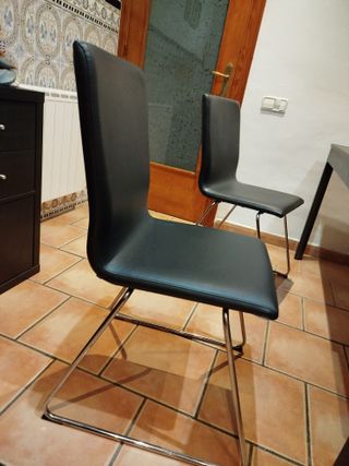 Mesa comedor y 4 sillas negras