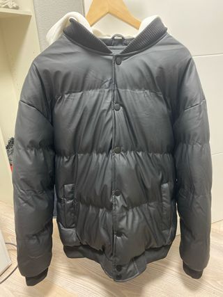 Chaqueta acolchada negra con capucha blanca