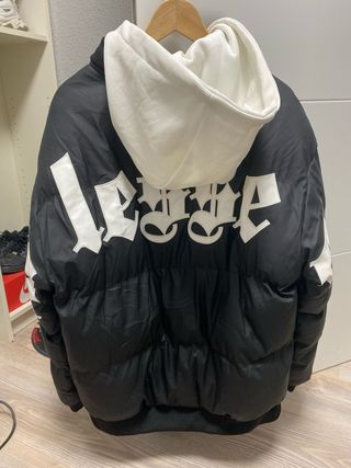 Chaqueta acolchada negra con capucha blanca