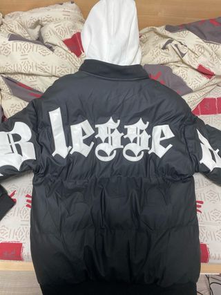 Chaqueta acolchada negra con capucha blanca