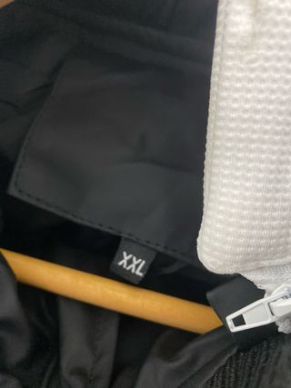 Chaqueta acolchada negra con capucha blanca