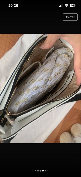 Bolso bandolera Guess blanco y negro