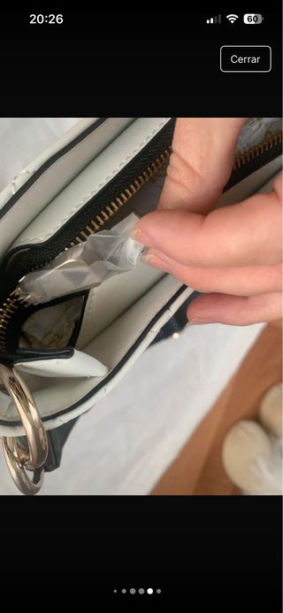 Bolso bandolera Guess blanco y negro