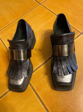 Zapatos de mujer negros y plateados