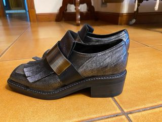 Zapatos de mujer negros y plateados