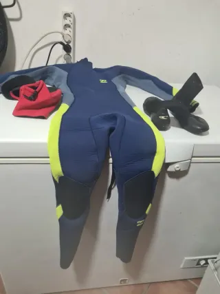 Traje de neopreno azul y amarillo