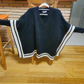 Poncho de punto,ribeteado de franja beige, T.U