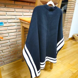 Poncho de punto,ribeteado de franja beige, T.U