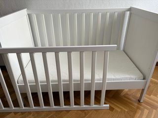 Cuna convertible en cama + colchón