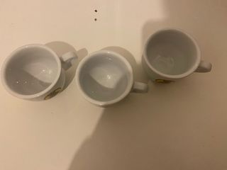 Tazze in ceramica bianche con loghi