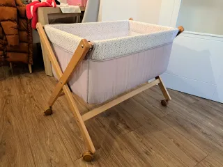 Minicuna con ruedas y patas de madera